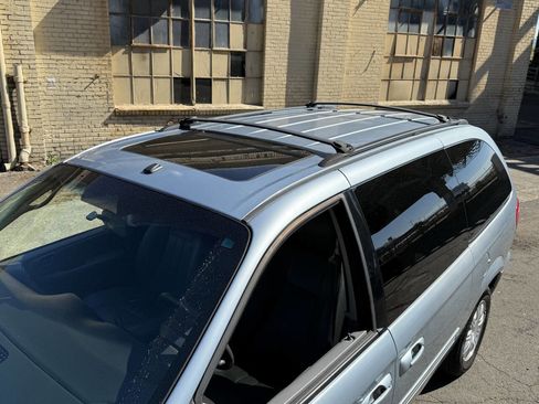 Used 2006 Chrysler Town & Country Touring image 28