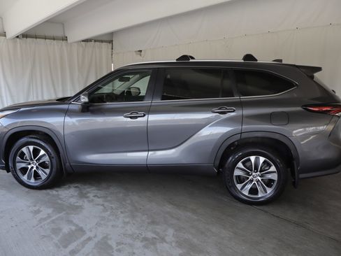 Used 2024 Toyota Highlander XLE AWD/4WD image 24