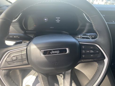 Used 2023 Jeep Grand Cherokee Limited w/ Black Appearance Package AWD/4WD image 10