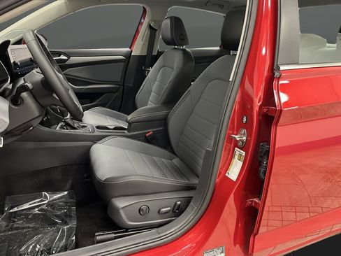 Used 2025 Volkswagen Jetta SE w/ Sunroof Package image 4