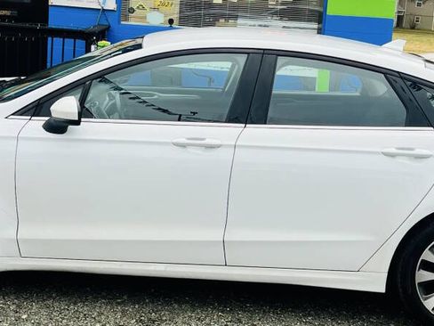 Used 2019 Ford Fusion SE image 4