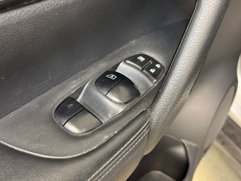 Used 2018 Nissan Rogue SV image 10