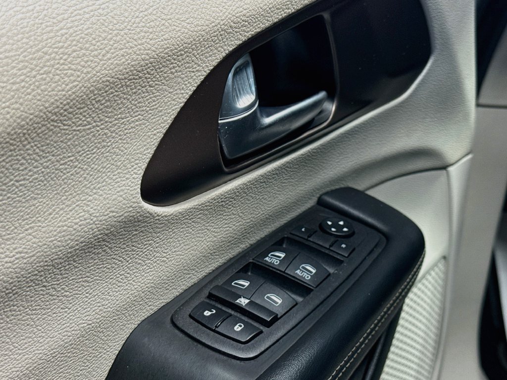 Used 2023 Chrysler Voyager LX FWD image 17