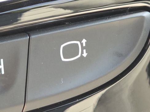Used 2023 Chevrolet Traverse LT FWD image 9