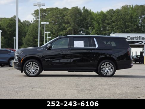 Used 2025 Chevrolet Suburban High Country AWD/4WD image 4
