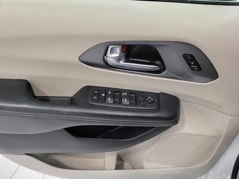 Used 2024 Chrysler Pacifica Touring-L FWD image 27