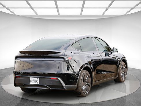 Used 2026 Tesla Model Y 2WD image 3