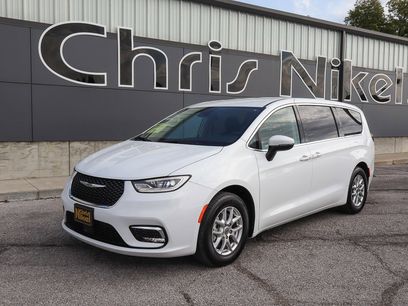 Used 2023 Chrysler Pacifica Touring-L