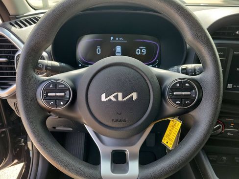 Used 2025 Kia Soul LX w/ LX Technology Package FWD image 16