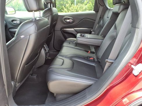 Used 2019 Jeep Cherokee Latitude Plus w/ Comfort/Convenience Group AWD/4WD image 23