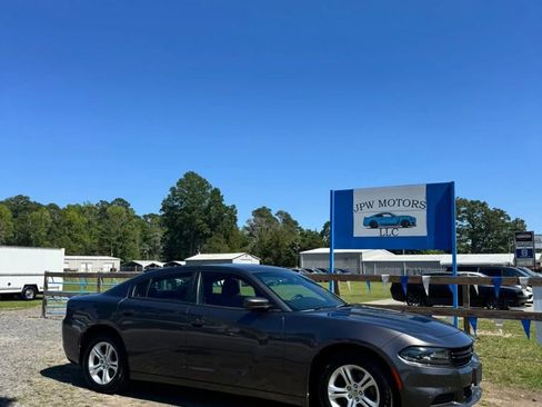Used 2018 Dodge Charger SXT RWD image 1
