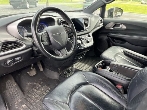 Used 2020 Chrysler Pacifica Touring-L image 10