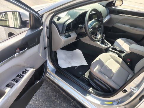 Used 2020 Hyundai Elantra SE FWD image 13