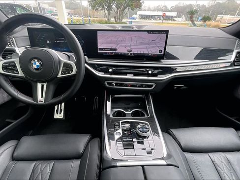 Used 2025 BMW X7 M60i image 16