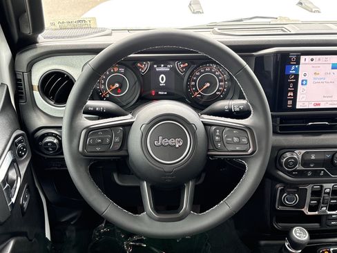 Used 2025 Jeep Gladiator Sport AWD/4WD image 21