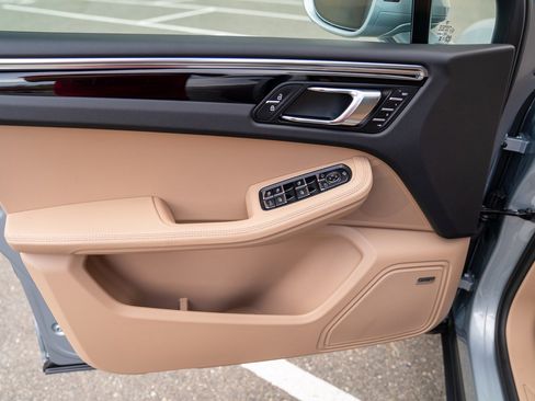 Used 2025 Porsche Macan image 10