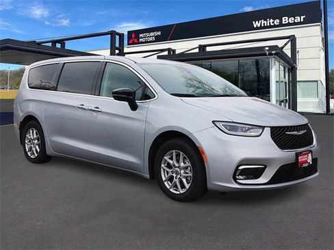 Used 2024 Chrysler Pacifica Touring-L image 1