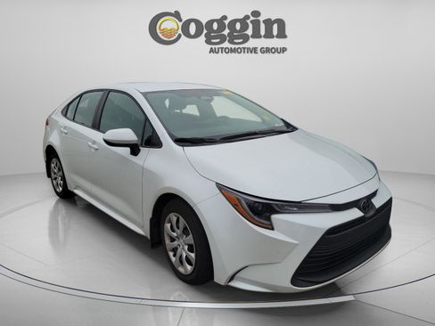 Used 2025 Toyota Corolla LE image 3