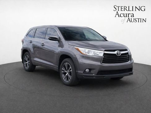 Used 2016 Toyota Highlander XLE FWD image 2