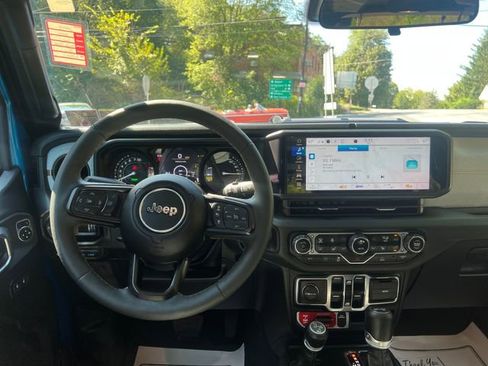 Used 2024 Jeep Wrangler Unlimited image 22