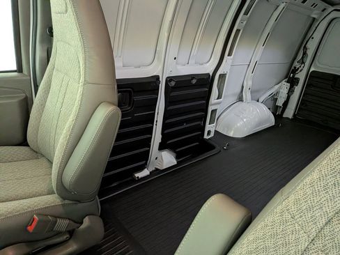 New 2026 GMC Savana 2500 RWD image 28