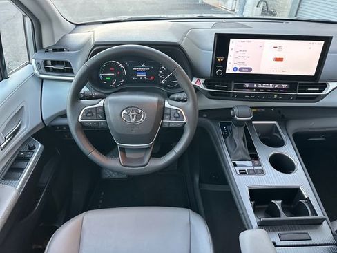 Used 2025 Toyota Sienna XLE image 10