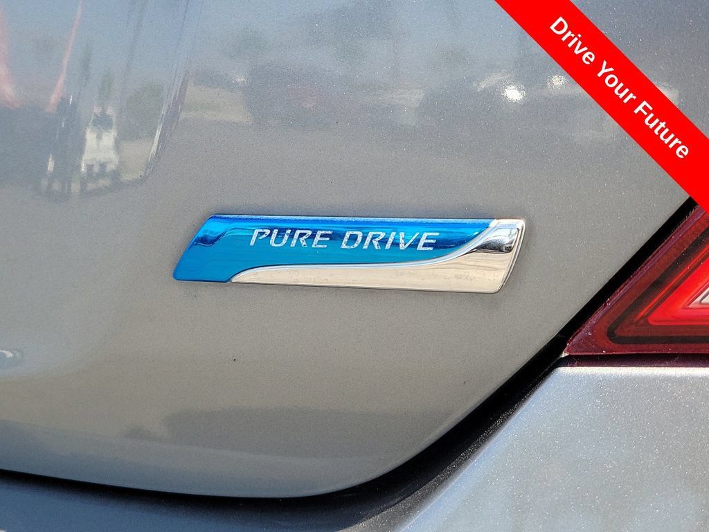 Used 2014 Nissan Versa SV FWD image 30