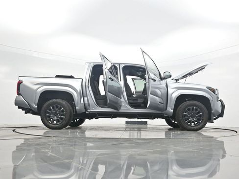 Used 2025 Toyota Tacoma SR5 AWD/4WD image 36