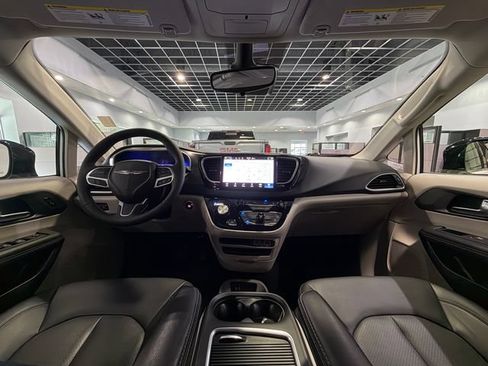 Used 2024 Chrysler Pacifica Touring-L FWD image 16