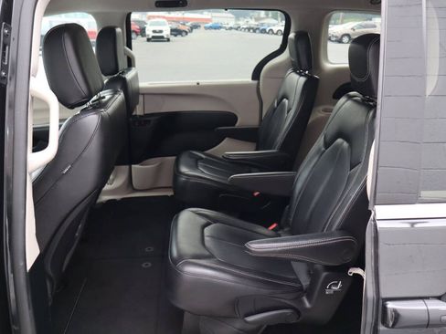Used 2023 Chrysler Pacifica Touring-L FWD image 5