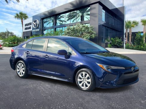 Used 2023 Toyota Corolla LE image 3