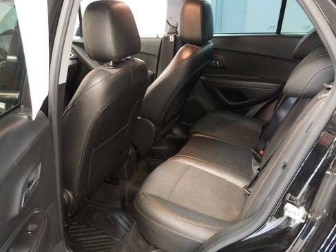 Used 2019 Chevrolet Trax LT w/ LT Convenience Package AWD/4WD image 18