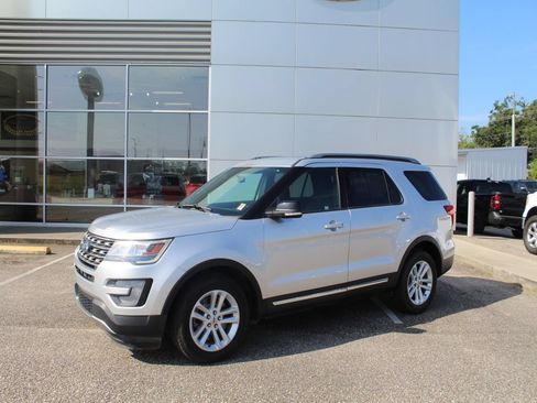 Used 2017 Ford Explorer XLT FWD image 2