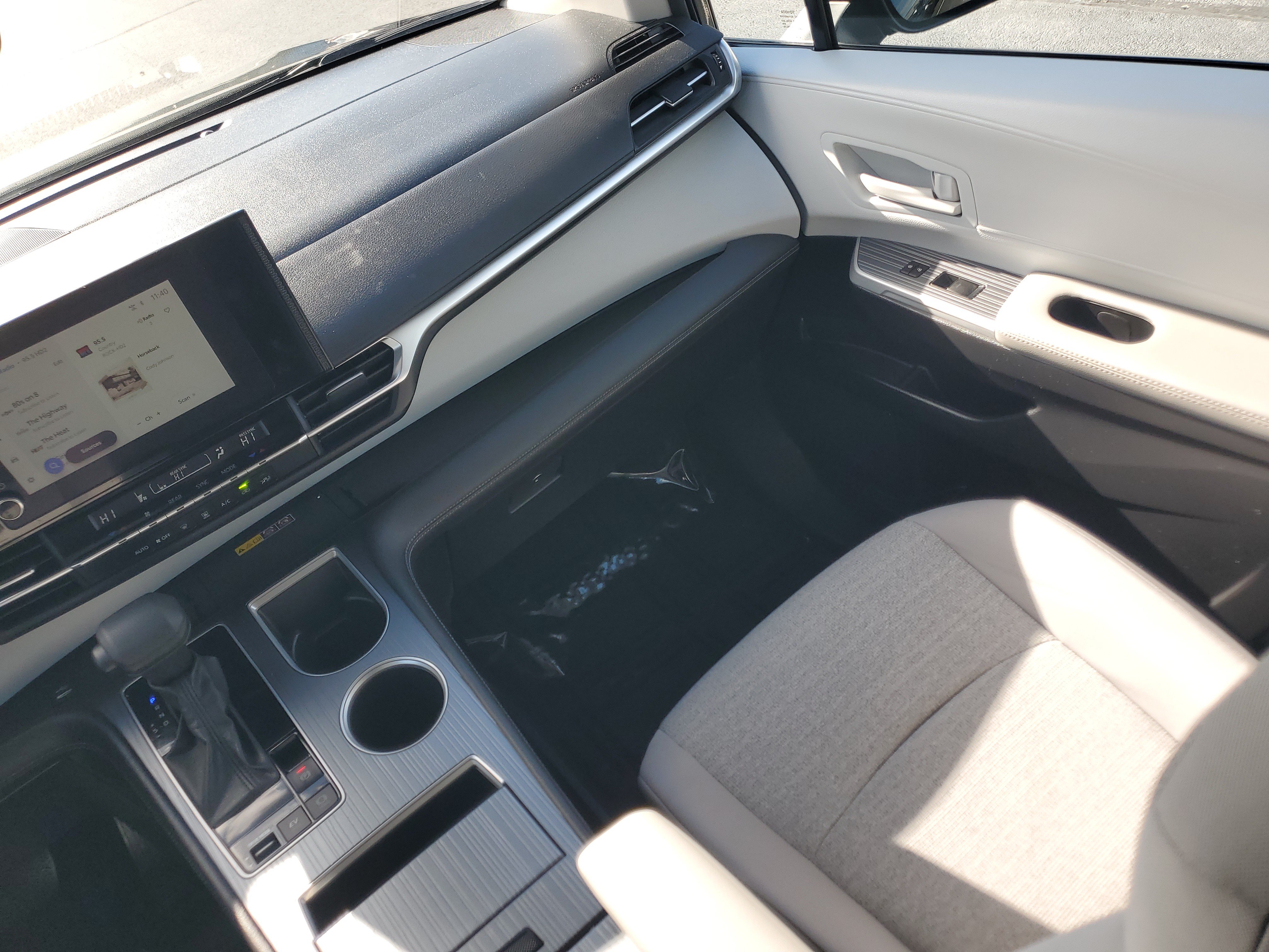 Certified 2025 Toyota Sienna LE FWD image 19