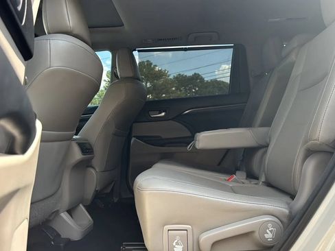 Used 2018 Toyota Highlander Limited FWD image 18