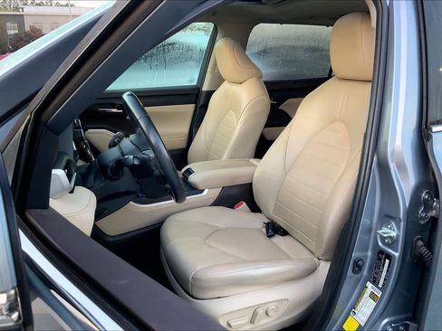 Used 2022 Toyota Highlander XLE image 8