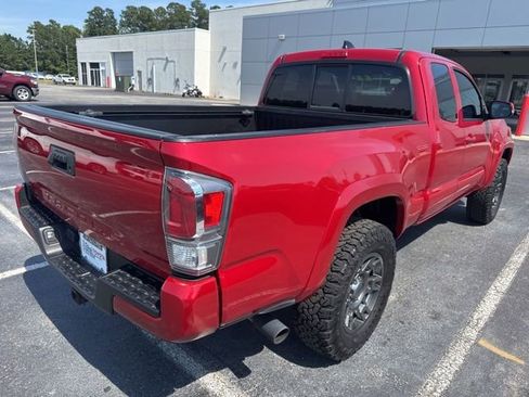 Used 2022 Toyota Tacoma TRD Sport w/ TRD Premium Sport Package AWD/4WD image 3