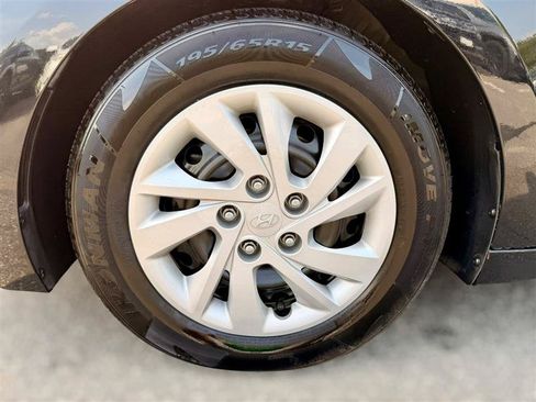 Used 2020 Hyundai Elantra SE FWD image 32