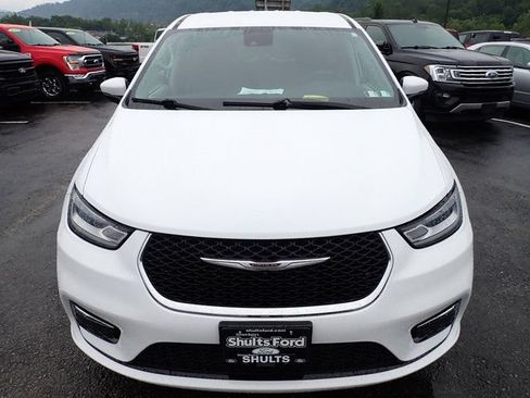 Used 2023 Chrysler Pacifica Touring-L FWD image 12
