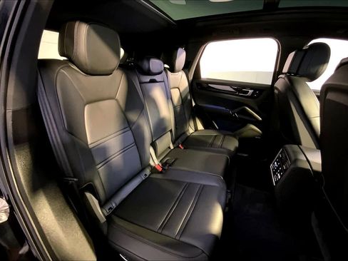 Used 2021 Porsche Cayenne S image 23
