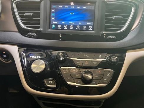 Used 2023 Chrysler Pacifica Touring-L FWD image 11