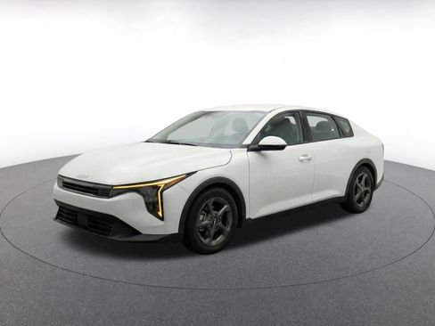Used 2025 Kia K4 FWD image 3