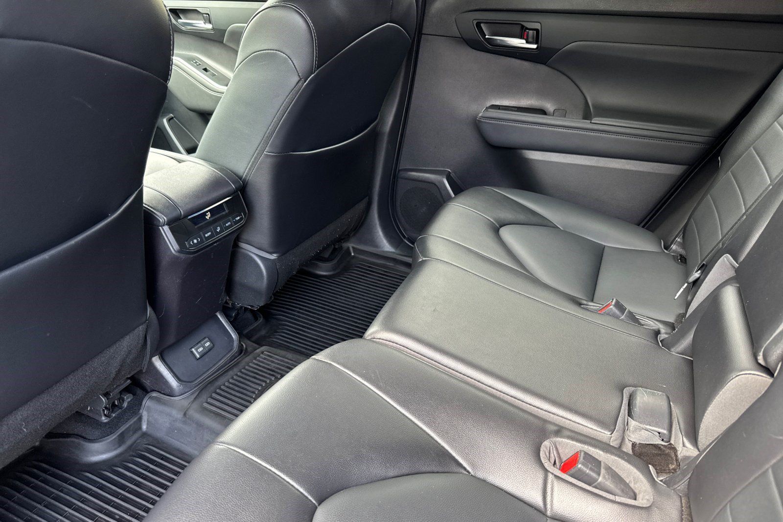 Used 2022 Toyota Highlander XLE AWD/4WD image 15
