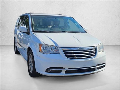 Used 2015 Chrysler Town & Country Touring FWD image 3