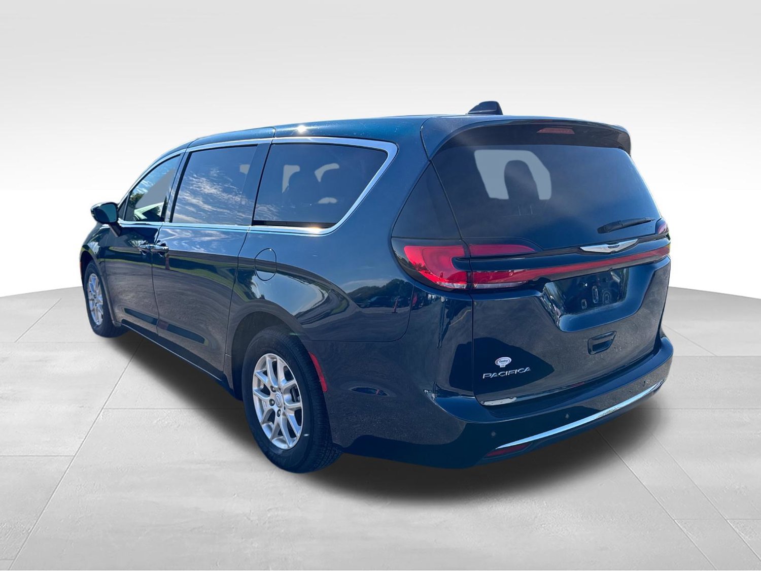 Used 2025 Chrysler Pacifica Select FWD image 3