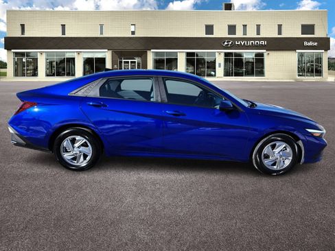 Certified 2025 Hyundai Elantra SE image 2