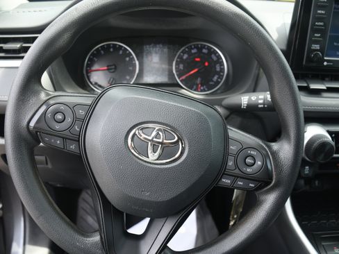 Used 2021 Toyota RAV4 LE AWD/4WD image 12