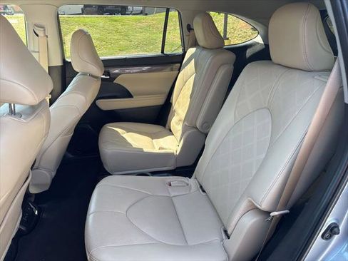 Certified 2024 Toyota Highlander Platinum FWD image 23
