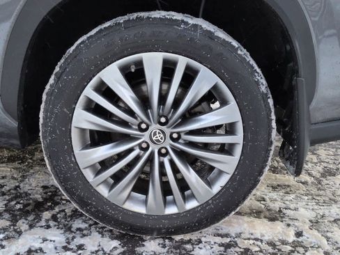 Used 2023 Toyota Highlander Platinum image 12