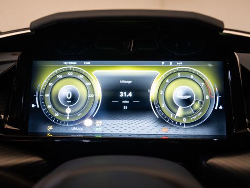 Used 2025 Aston Martin V8 Vantage Coupe image 6